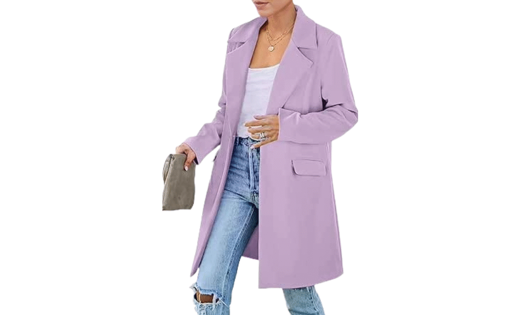 Women wearing statement outerwear 2025 – bold trench coats, oversized blazers, and chic jackets for modern style.
